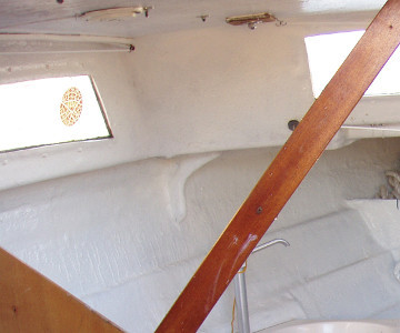 Boats with reinforcing knees under the foredeck